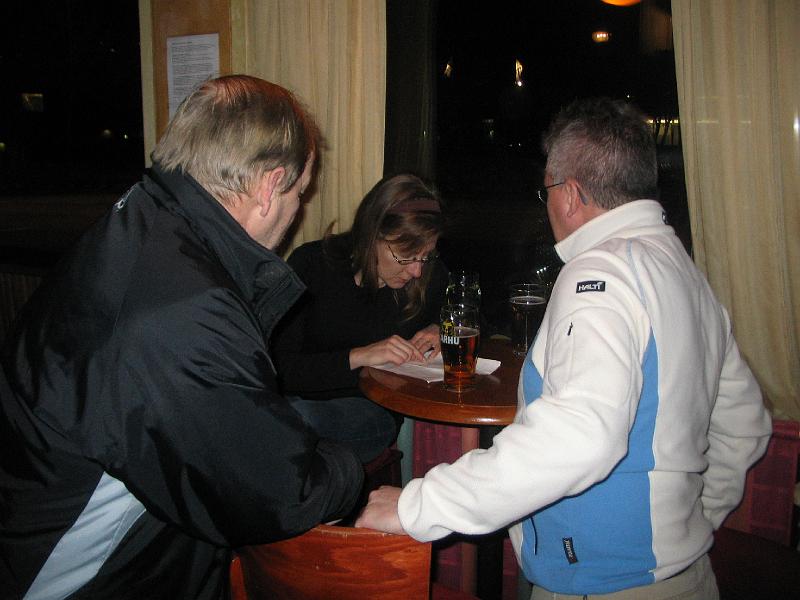 kodetalvi 018.jpg - Illalla Hempassa tulosten laskenta